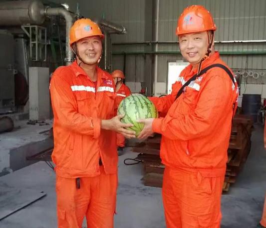 弘旭公司黨委開展向生產一線送清涼活動(圖1)