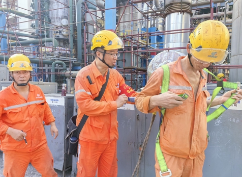 弘旭公司開展瀘天化硝區(qū)大修現(xiàn)場安全帽、安全帶、安全網(wǎng) 使用情況檢查