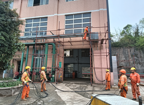 硝區(qū)大修進行時，弘旭隊伍亮旗幟